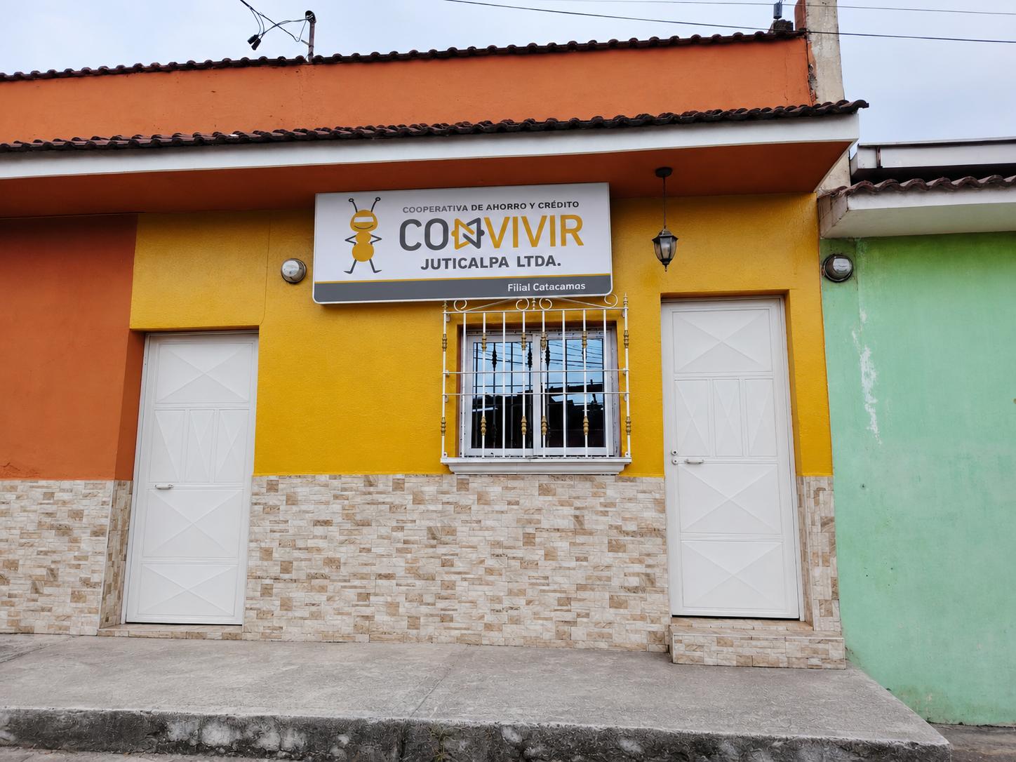 Fachada de la sucursal de CONVIVIR